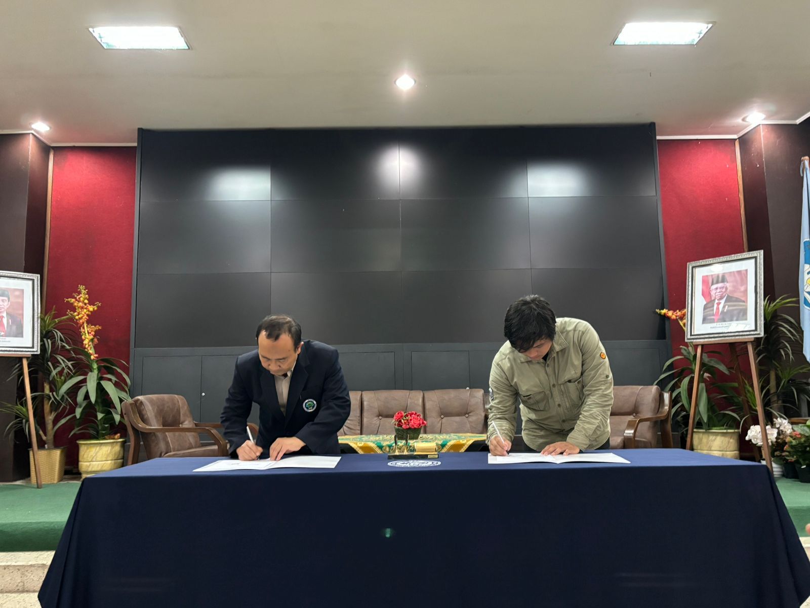 KERJA SAMA: Dekan FIP Universitas Negeri Malang (UM) Dr Ahmad Yusuf Sobri SSos MPd (kiri) menandatangi MoU dengan sejumlah mitra baru, Senin lalu (5/3)