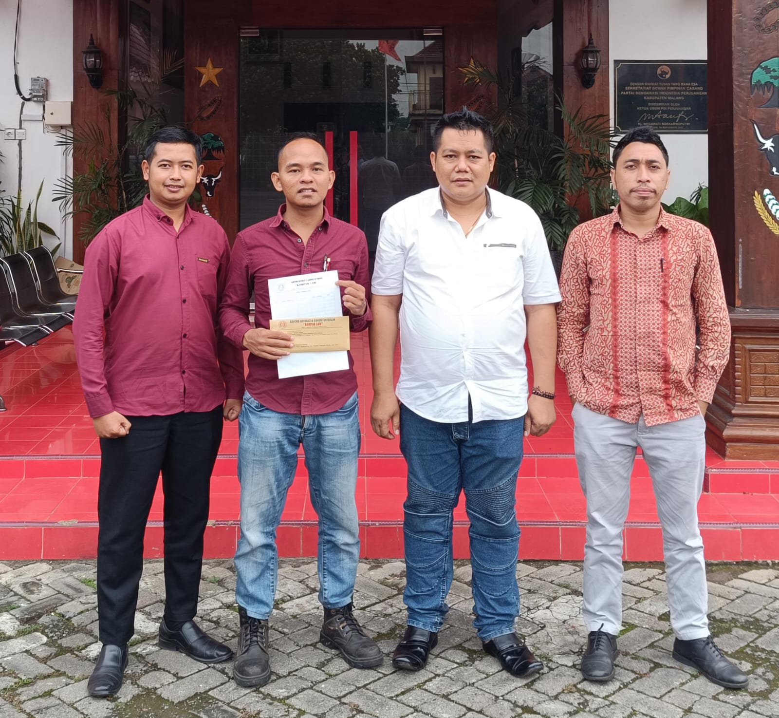 Tim Hukum Gunawan Center menunjukkan surat somasi untuk Bawaslu dan KPU Kota Malang