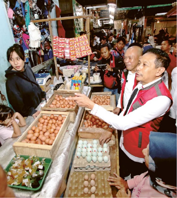 PANTAU HARGA: Pj Wali Kota Malang Wahyu Hidayat berkomunikasi dengan pedagang di Pasar Tawangmangu kemarin (6/3). Kunjungannya ke pasar tradisional tersebut didampingi kepala dinas yang tergabung dala