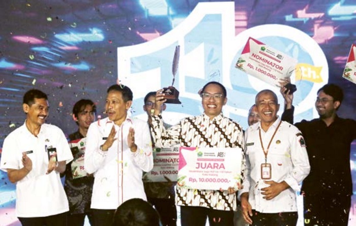 JELANG HUT: Kadiskominfo M. Nur Widianto (kiri), Pj Wali Kota Malang Wahyu Hidayat (dua dari kiri), dan Sekda Erik Setyo Santoso (dua dari kanan) me-launching logo baru HUT ke-110 Kota Malang di gedun
