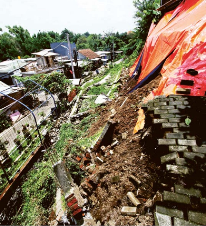 Sebagian plengsengan di Jalan Sukun Gempol, Kelurahan Tanjungrejo, Kecamatan Sukun ambrol sejak Selasa (5/3).