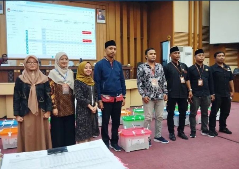 PPK Sumbermanjing Wetan usai rekapitulasi suara di DPRD Kabupaten Malang. Salah satu surat suara yang dihitung adalah milik caleg.