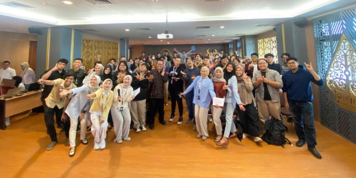 PESERTA : Narasumber mengajak para mahasiswa yang hadir untuk foto bersama