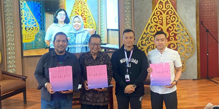 PENYERAHAN CINDERAMATA: Professional Sales Marketers Scarlett Whitening berikan goodie bag pada Career Centre FAI UB dan Mavendra Training Centre