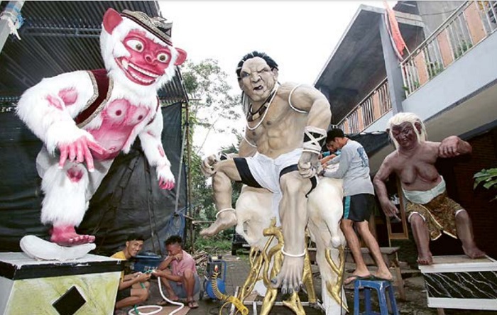 HARI BESAR: Warga Dusun Losari, Desa Sidorahayu, Kabupaten Malang membuat tiga ogoh-ogoh untuk perayaan Hari Raya Nyepi kemarin (8/3).