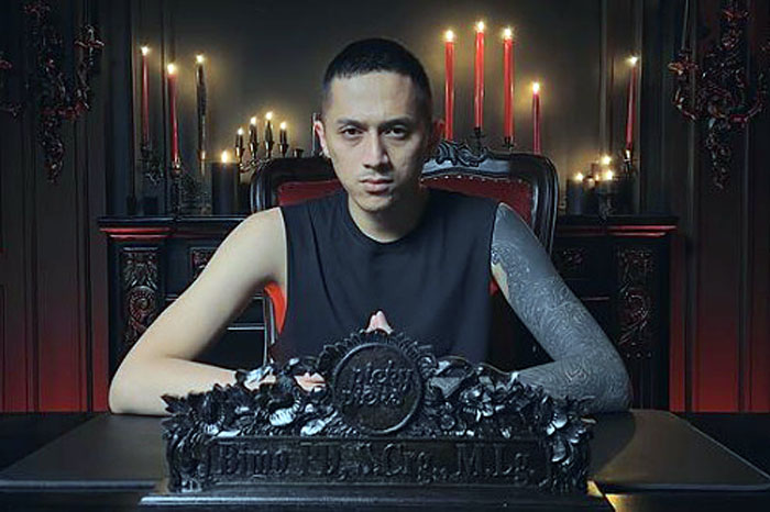Bimo PD, YouTuber yang sesekali melafalkan kata kebalikan seperti kuy (yuk) dan alig (gila) dalam kontennya. Ini berbeda dengan bahasa walikan Malangan