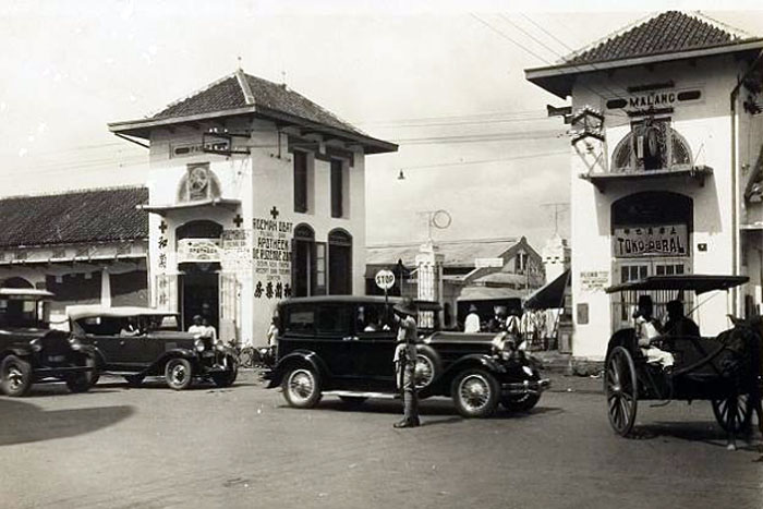 Pasar Besar Malang pada era kolonial Belanda. Gerilyawan memakai bahasa Malangan untuk kontra intelijen