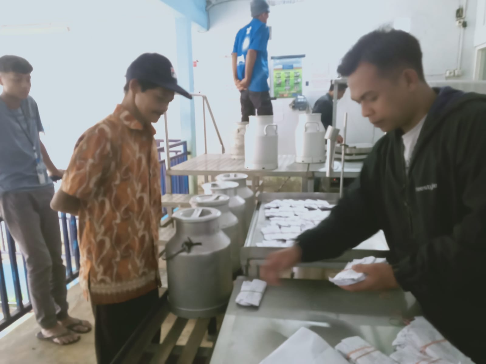CAIR: Para anggota Koperasi SAE Pujon menerima pembagian simpanan sukarela di pos-pos susu yang ada di desa-desa.