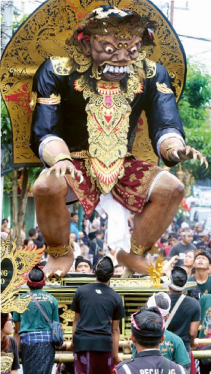 RANGKAIAN NYEPI: Umat Hindu mengarak ogoh-ogoh dari Balai Kota Malang menuju kawasan Kajoetangan Heritage kemarin. Arak-arakan tersebut dalam rangka perayaan hari raya Nyepi.