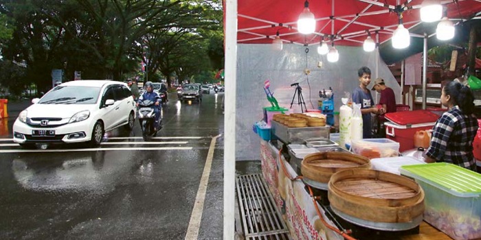 BAKAL DIAWASI: Jalan Soekarno-Hatta menjadi titik paling rawan macet setiap menjelang magrib pada bulan Ramadan akibat aktivitas jual beli takjil