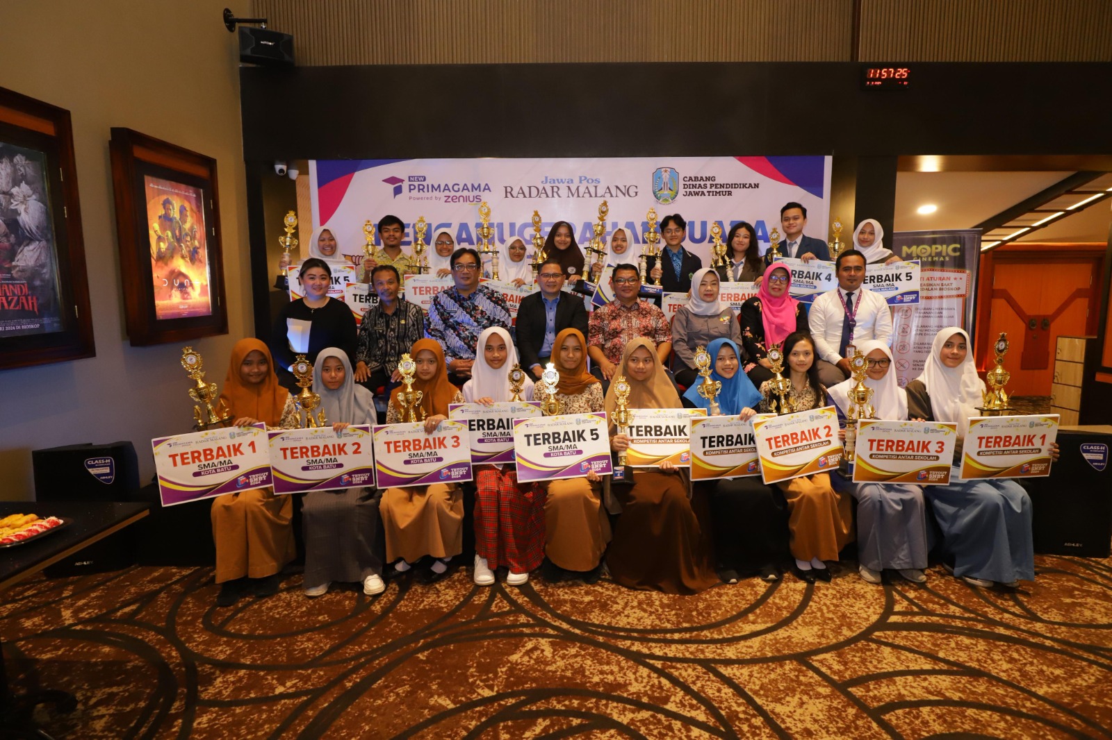 DIIKUTI 9.000 PELAJAR: Peraih penghargaan 10 predikat terbaik dalam Kompetisi Antar Sekolah (KAS) dan peraih nilai tertinggi dalam Tryout SNBT Radar Malang berfoto bersama panitia. Satria Cahyono / Ra