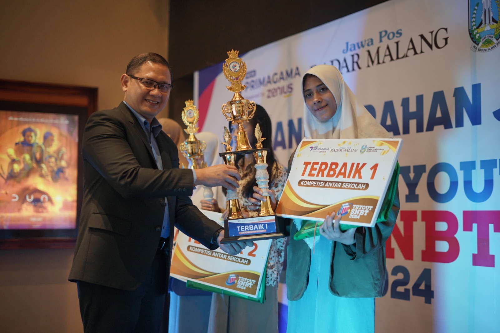 NILAI TERTINGGI: Kepala Dinas Pendidikan Provinsi Jawa Timur Aries Agung Paewai (kiri) memberikan penghargaan kepada Rania Radfan Fuhaid dari SMAN 3 Malang.  Satria Cahyono / Radar Malang