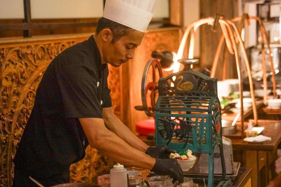 Seorang chef dari Shanaya Resort Malang menyajikan hidangan. (Shanaya Resort Malang for Radar Malang)