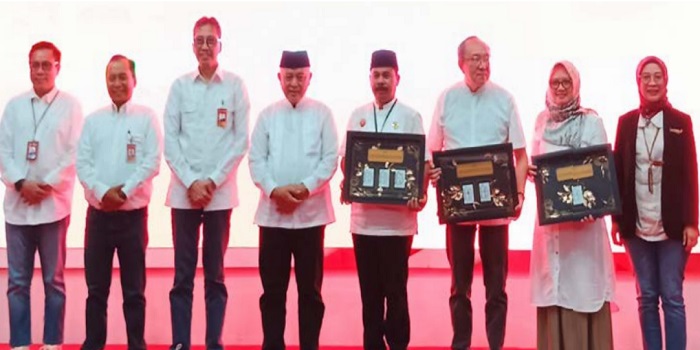 BULATKAN KOMITMEN: Bupati Malang H M. Sanusi dan Dirut Bank Jatim Busrul Iman bersama jajaran dalam gathering yang digelar di Pendapa Agung, Jumat (8/3