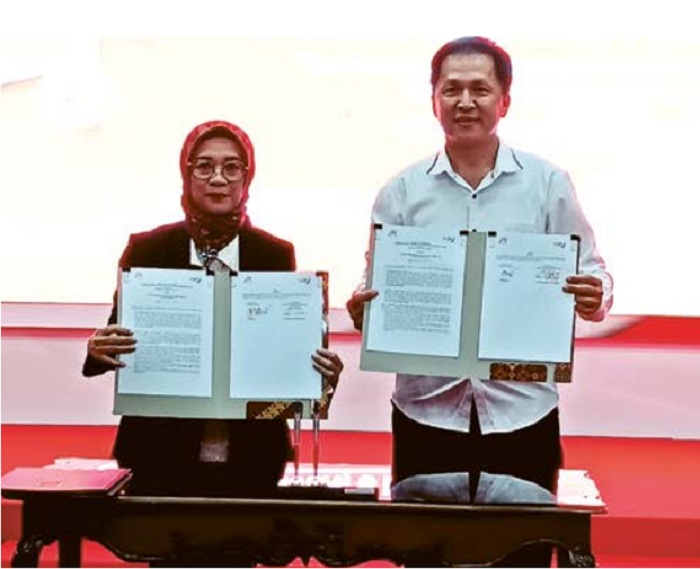 JALIN KERJASAMA: Pjs Pimpinan Bank Jatim Kepanjen Five  Seodisa Adha Purnama Hidayat (kiri) dengan Dealer Honda Sarana  Kartika Talangagung Indrajaya.