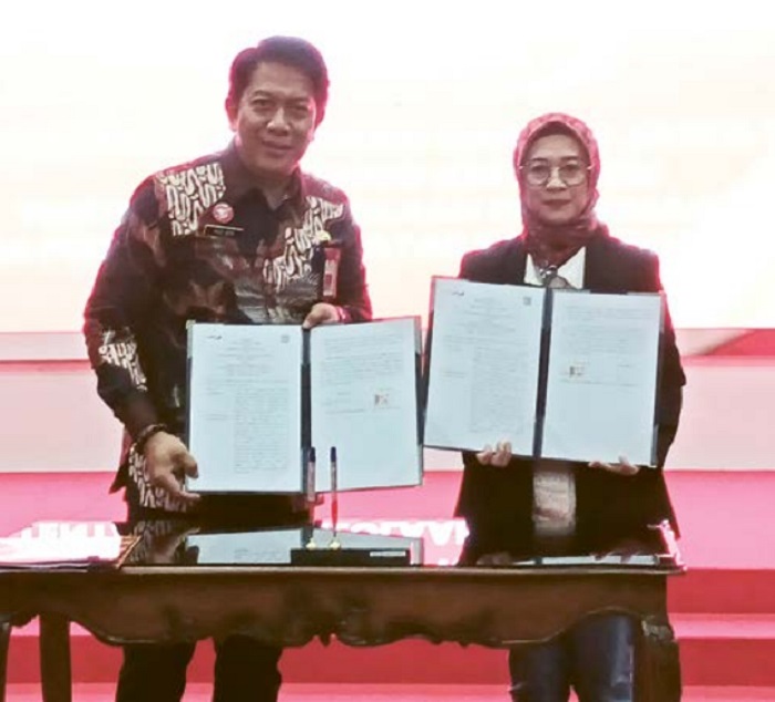 TAMBAH LAYANAN: Kepala Bapenda Kabupaten Malang Made  Arya Wedhantara (kiri) dan Pjs Pimpinan Bank Jatim Kepanjen  Five Seodisa Adha Purnama Hidayat usai teken MoU.