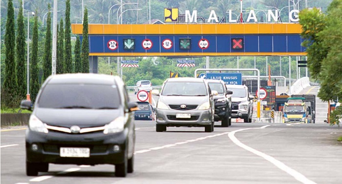 Beberapa kendaraan yang masuk Kota Malang melewati gerbang tol Malang (Madyopuro). (Dokumen Radar Malang)