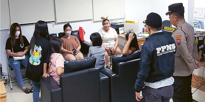 HASIL RAZIA: Para perempuan terduga Open BO diinterogasi petugas di markas Satpol PP Kota Malang kemarin. Di antara mereka ada yang masih di bawah umur.