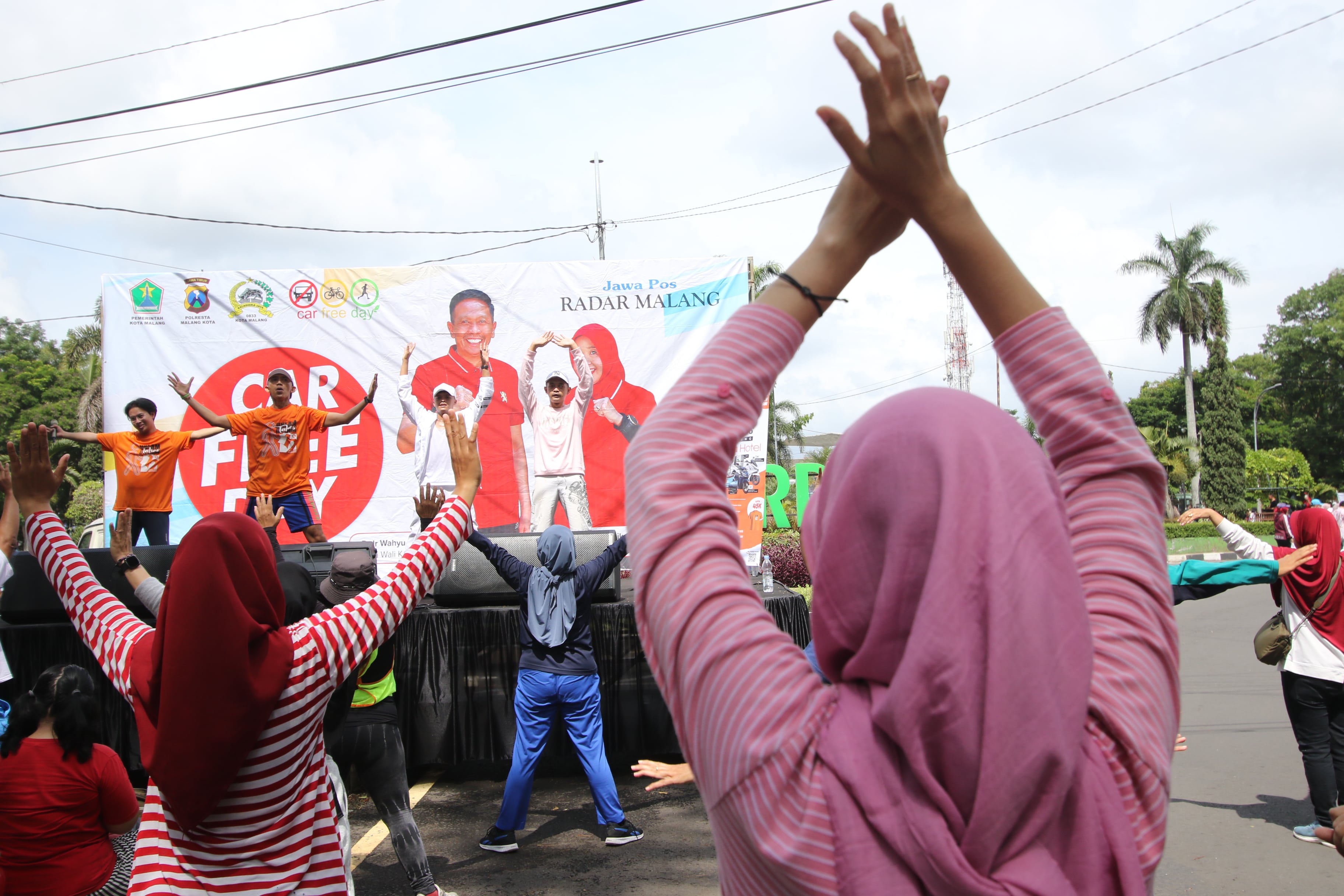 LIBUR SEMENTARA: Pengunjung Car Free Day (CFD) Jalan Ijen mengikuti senam rutin setiap Minggu pagi.