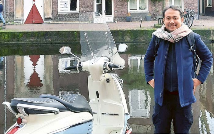 MENUNTUT ILMU: Wahyu Widodo di depan gedung penerbitan buku tertua di Leiden, Belanda. Tahun ini merupakan tahun ketiga dia menjalankan puasa dimancanegara.