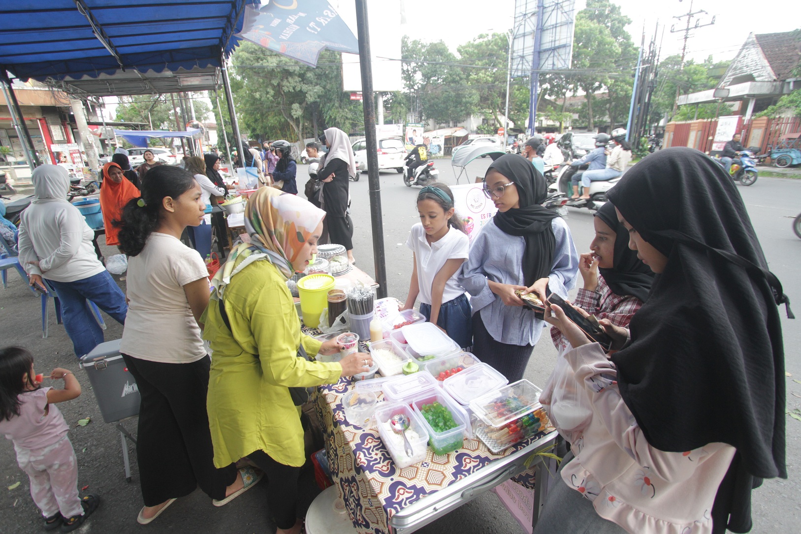 Penjual takjil di Kota Malang. (Satria Cahyono/Radar Malang)