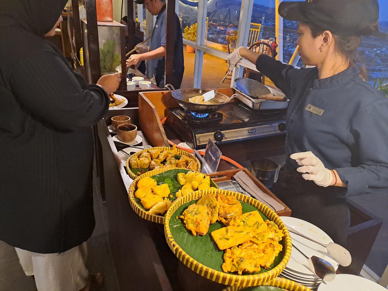 Pengunjung mengambil makanan untuk berbuka puasa di Ascent Premiere and Convention Malang. (Hilmy Aksyam)