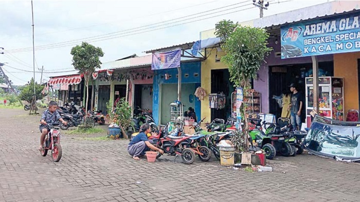 SERU JUGA: Seorang bocah sedang mengendarai sepeda motor mini di Rest Area Petungsewu, Kecamatan Dau.