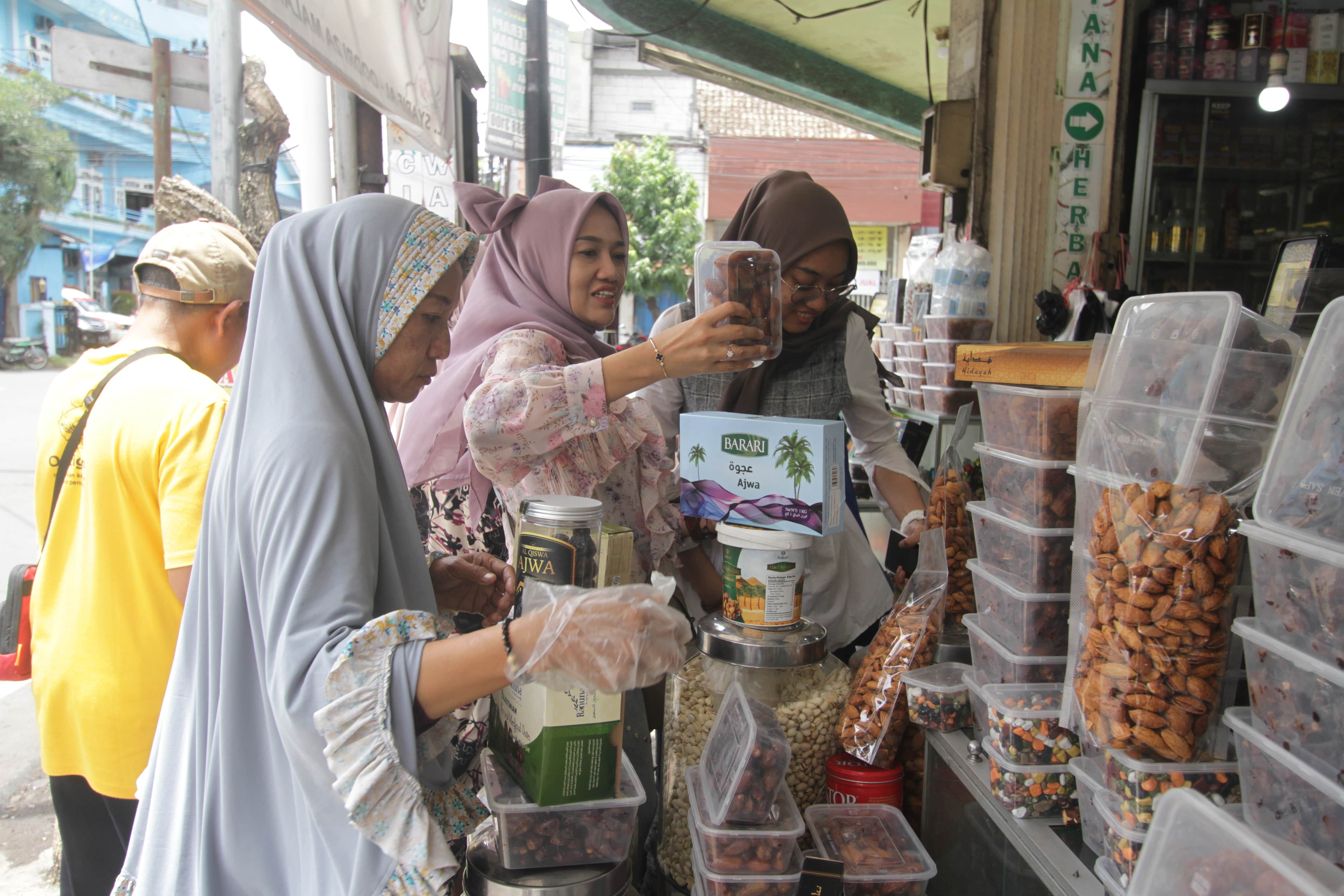 PELENGKAP BUKA PUASA: Toko kurma di kawasan Embong Arab kebanjiran pembeli kemarin (12/3). Penjualan kurma selalu meningkat setiap memasuki bulan Ramadan.
