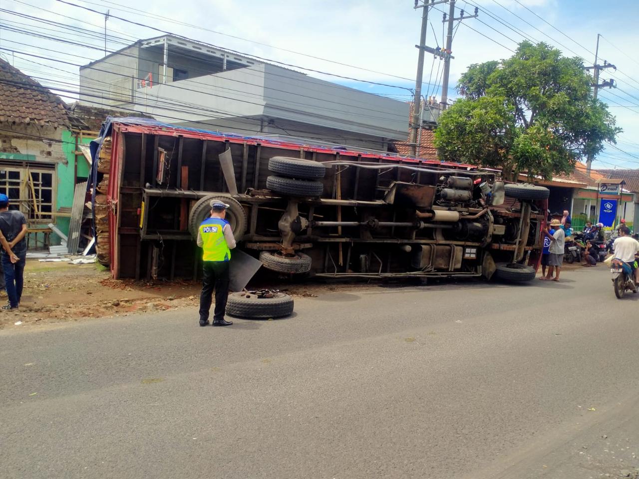 Terbit dalam koran Radar Malang edisi hari ini, 13 Maret 2024, truk terguling di Kepanjen