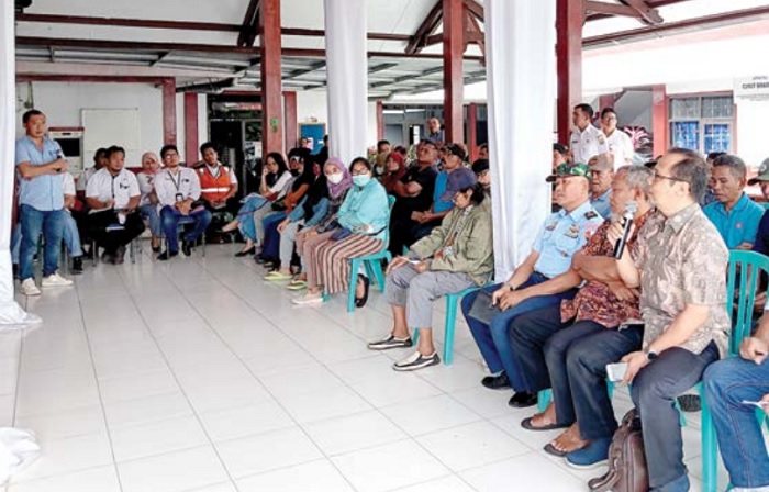 MASIH DIDISKUSIKAN: Pertemuan antara pemilik pabrik rokok dengan warga Perumahan Candirenggo Asri di kantor Kecamatan Singosari, kemarin (13/3).