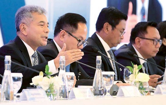 KINERJA POSITIF: Direktur Utama BRI Sunarso (kiri) berbicara pada Rapat Umum Pemegang Saham Tahunan (RUPST) BRI 2024 di Jakarta (1/3)