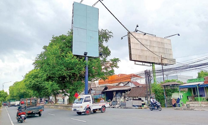 KOSONG: Dua papan reklame di Jalan Raya Mondoroko, Kecamatan Singosari terlihat belum dipasang materi iklan, kemarin (13/3).