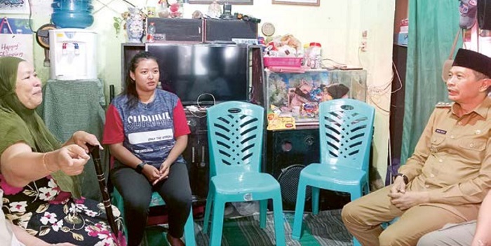 MINTA DINKES TURUN: Pj Wali Kota Malang Wahyu Hidayat (kanan) mengunjungi rumah duka Wahyu Widianto, 63, di Kelurahan Bareng Tenes, Kecamatan Klojen kemarin.