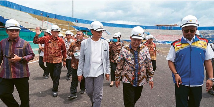 PENUHI STANDAR FIFA: Wakil Komisi X DPR RI Abdul Fikri Faqih (tiga dari kiri) bersama Bupati Malang H M. Sanusi (dua dari kiri) melihat progres renovasi Stadion Kanjuruhan kemarin (14/3)
