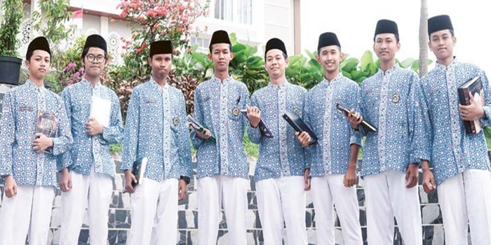 PARA JUARA: Delapan siswa SMA Ar Rohmah yang berhasil menorehkan prestasi dalam ajang Olimpiade Sains SMA Swasta 2024 Se-Kabupaten Malang.