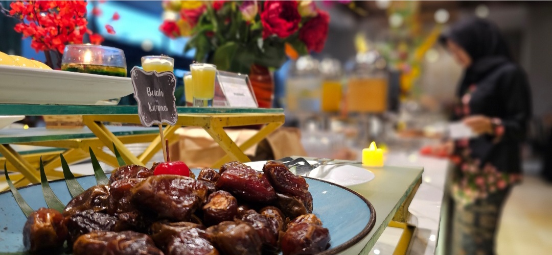 Kurma menjadi sajian pembuka dalam Iftar Buffet Jelajah Rasa Nusantara Grand Miami Hotel Kepanjen