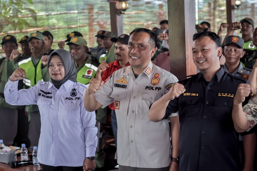 SINERGI: Kepala Satpol PP Kabupaten Malang Drs Firnando H. Matondang MM (tengah) ketika sarasehan Gempur Rokok Ilegal di Dau, Jumat (8/3).