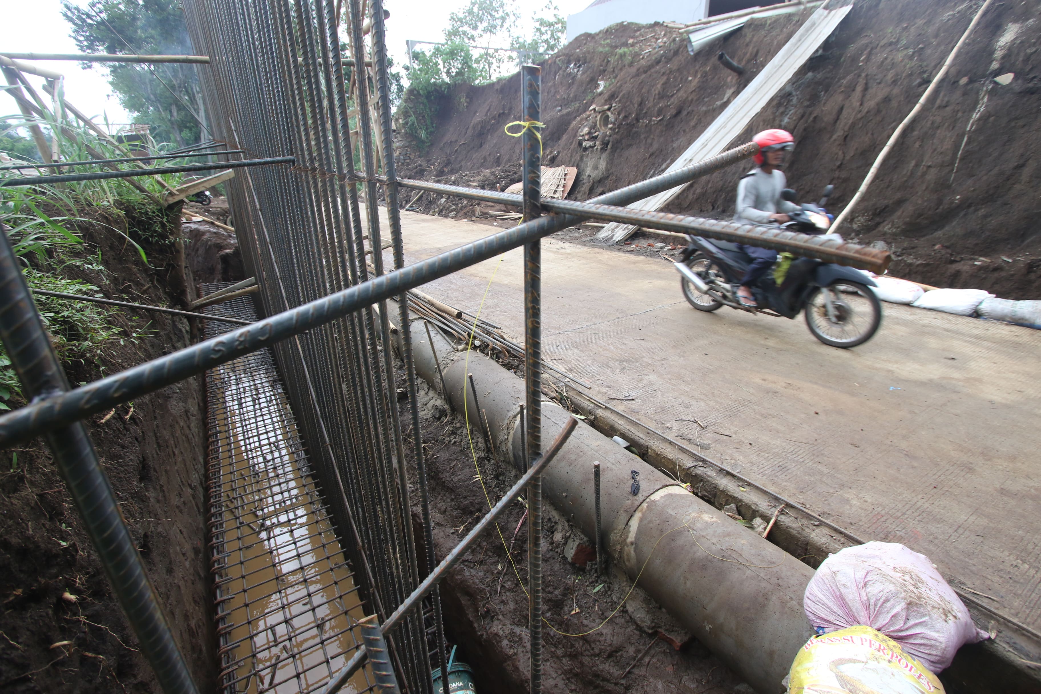 INFRASTRUKTUR: Seorang pengendara melintasi jembatan penghubung kelurahan Merjosari dan Karangbesuki kemarin (14/3).