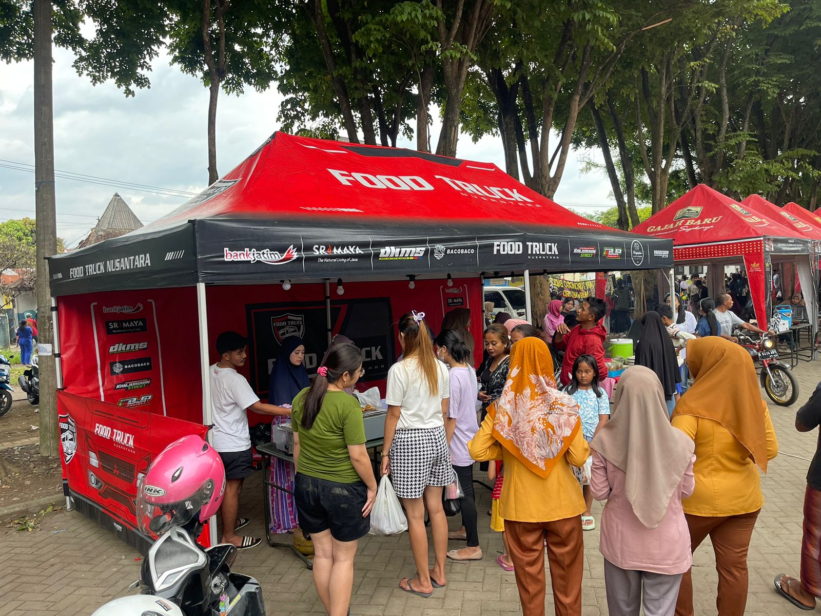 Stan jajanan Pasar Takjil Cokolio Kepanjen Malang didatangi pengunjung