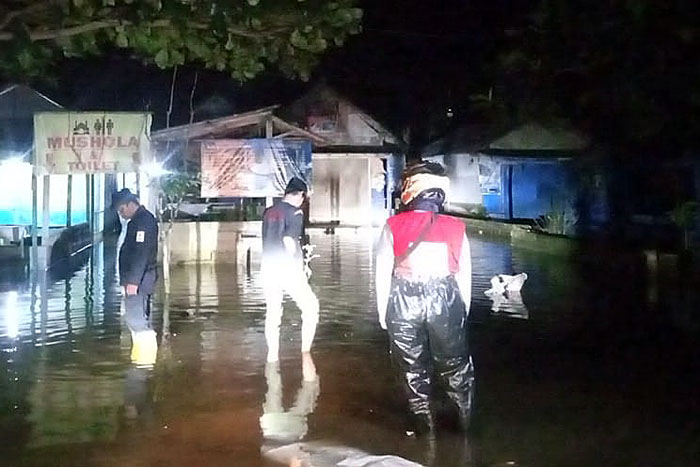 Pantauan petugas BPBD Kabupaten Malang dan tim relawan SAR di Pantai Batu Bengkung yang terkena banjir rob