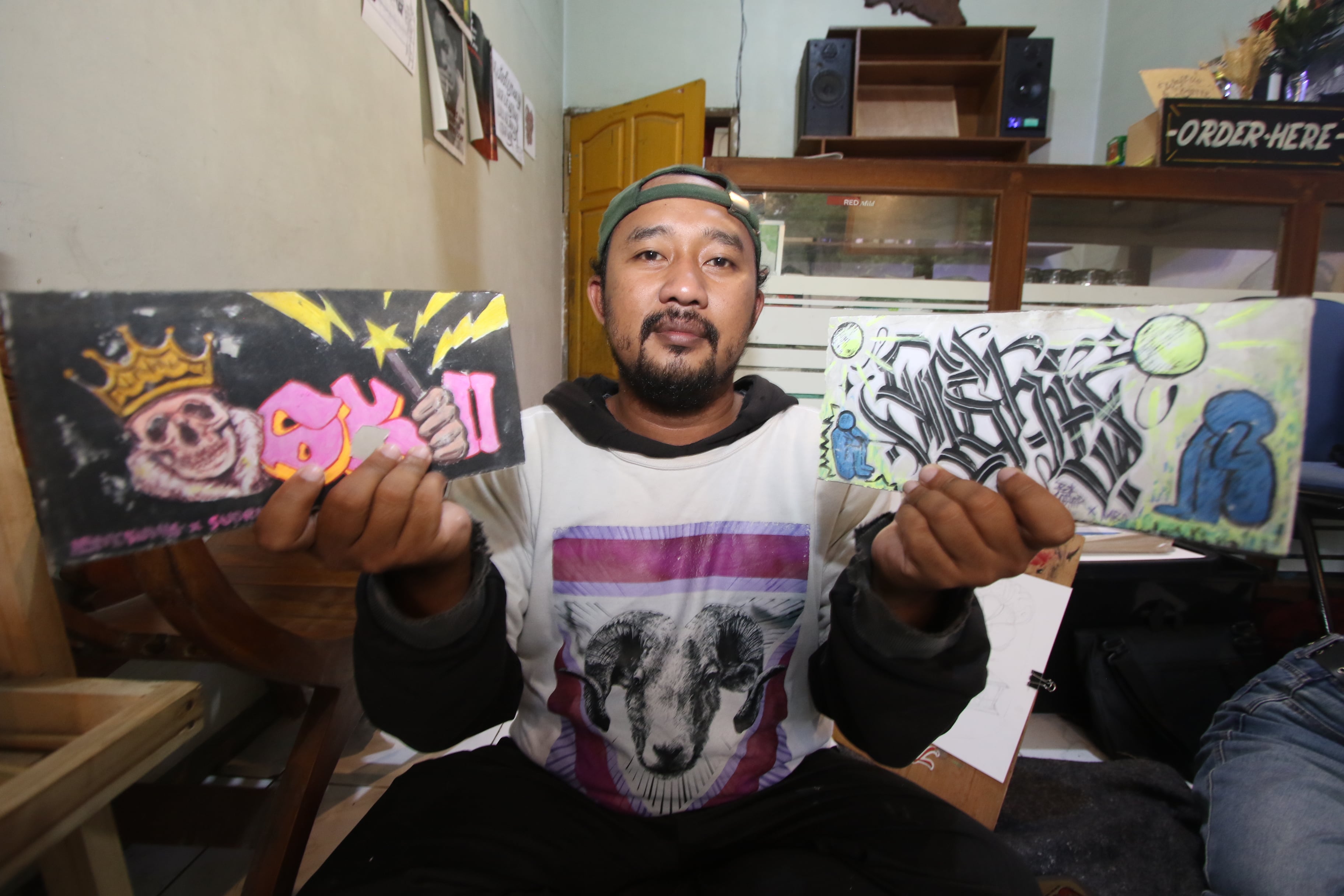 KREATIF: Salah satu anggota komunitas memamerkan hasil karyanya