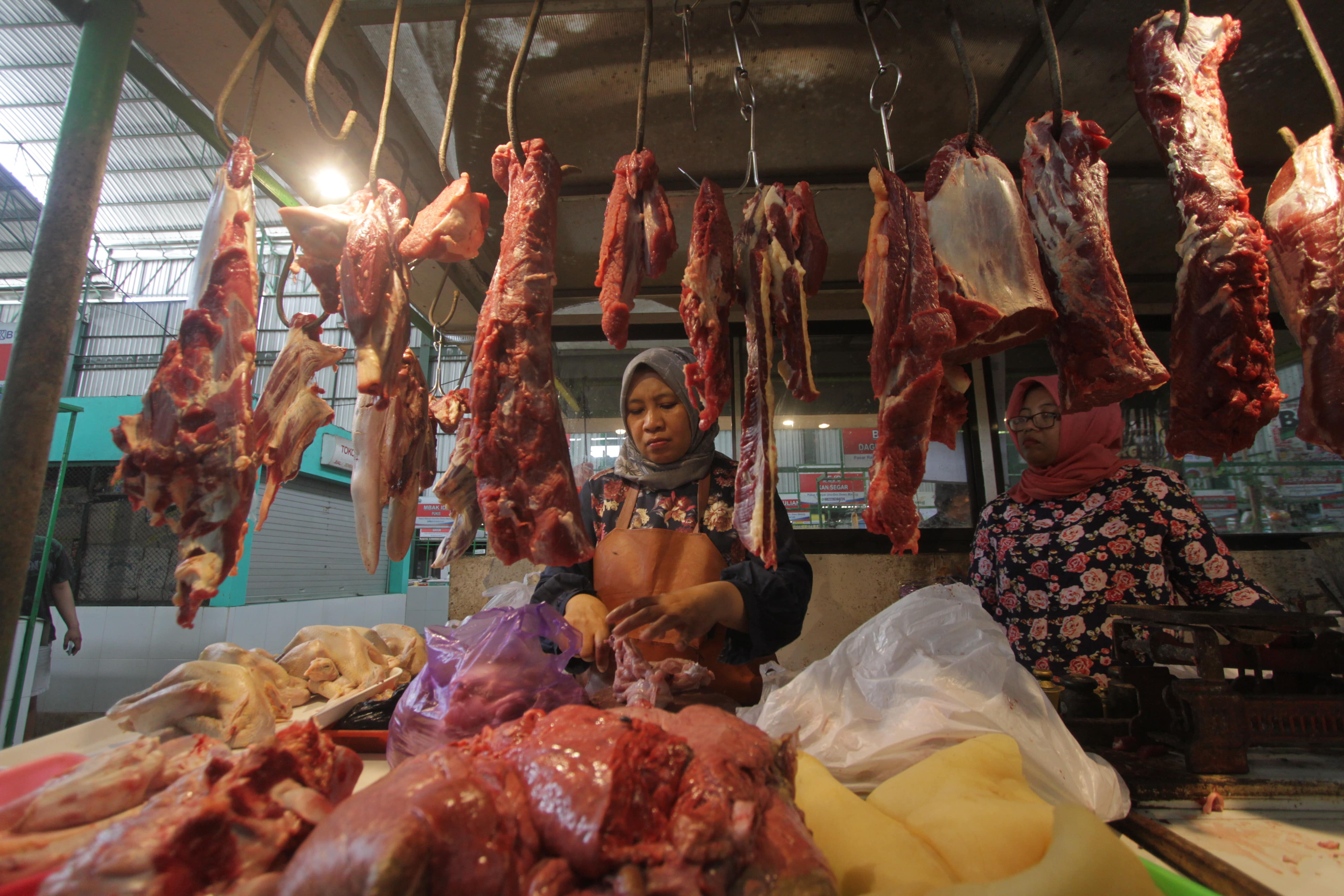 TERCUKUPI: Penjual daging di Pasar Oro-Oro Dowo melayani pembeli kemarin (15/3). Persediaan daging diperkirakan aman hingga Lebaran.
