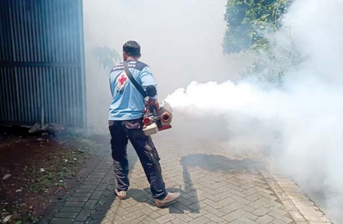 DIASAPI: Petugas PMI Kabupaten Malang melakukan fogging di permukiman warga untuk pencegahan DBD.