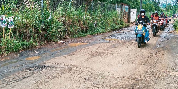 TUNGGU PKS: Kondisi  jalan di Desa  Tegalweru,  Kecamatan  Dau masih  kurang layak.  Bila sistem  pembiayaan  baru dari  pemkab  berjalan,  area itu bisa  diperbaiki.