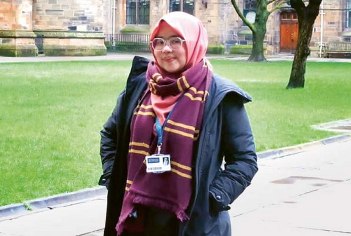 RINDU MASAKAN INDONESIA: Arum Prasasti di halaman University of Glasgow, Skotlandia. Tahun ini merupakan tahun kedua menjalani Ramadan di Britania Raya.
