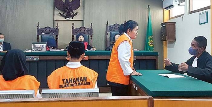 TERDAKWA PENJUALAN BAYI: Pasangan yang tega menjual bayinya, Agatha dan Fatih duduk di persidangan. Sedangkan perantara Laily berkomunikasi dengan kuasa hukumnya.