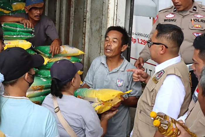 Satreskrim Polres Malang dalam inspeksi harga beras di salah satu pasar tradisional