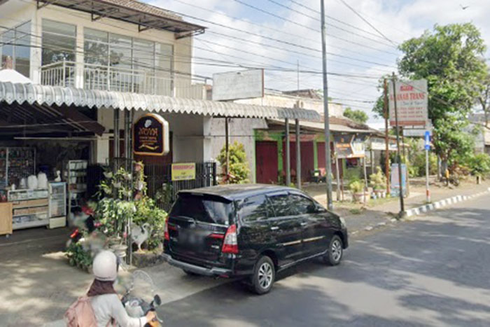 Kendaraan parkir di Jalan Panji Kepanjen Kabupaten Malang.