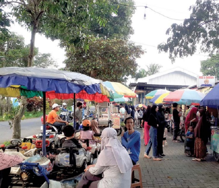 NGABUBURIT: Sejumlah warga memadati Kawasan Wisata Terpadu Mulyoagung untuk membeli makanan dan minuman jelang buka puasa kemarin (19/3).