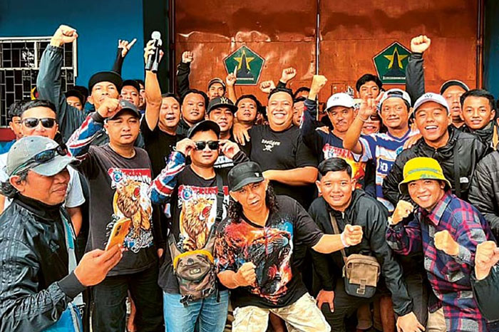 Sejumlah Aremania foto bersama setelah mengikuti musyawarah bersama di pintu timur Stadion Gajayana, Kota Malang, 3 Maret lalu.